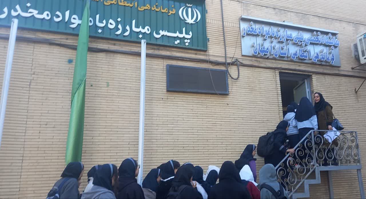 بازدید از نمایشگاه تخصصی پلیس مبارزه با مواد مخدر